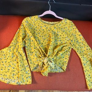 In perfect conditions no stains or thread damage. Beautiful for spring/summer